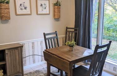 Walk to K-State, Sleeps 12, Pool Table, Hot Tub - Foto 34