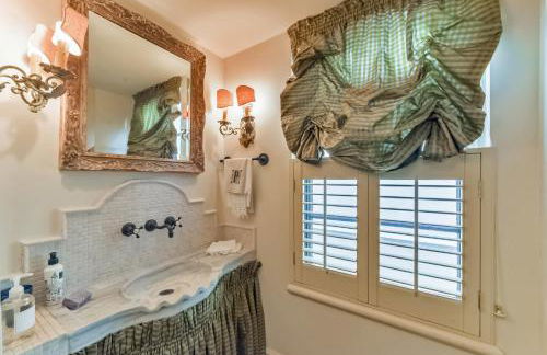 Elegant French Patio Home with Private Pool - Foto 35