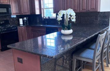 Luxury 3 BedRoom Apartment with Private Entrance plus Free Parking - Foto 8