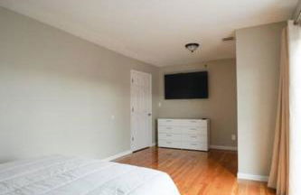 Newark Liberty Brick House - Private Bedroom 1 - Foto 52
