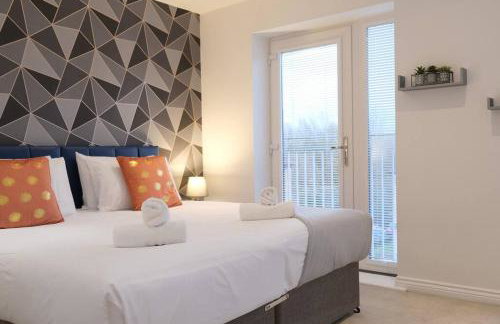 Prime Location - 4 Bedroom 3 Bathroom House - Sleeps up to 8 - Free Parking, Fast Wifi, Balcony, Smart TV and Private Garden by Yoko Property - Foto 9