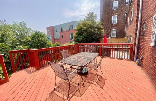 Easy PATH&Bus access- NYC| designer home + Deck. - Photo 43