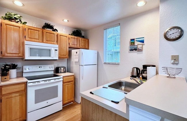 Lovely Family Townhome In Great Location-2200scd 4 Bedroom Townhouse by RedAwning - Photo 8