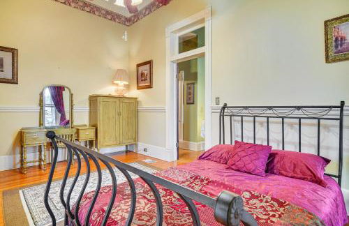 Historic Home with Fireplace and Porch Walkable Area! - Foto 18