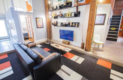 Trendy Modern Loft in Rino Art District - Photo 11