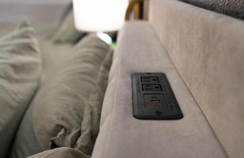 Entire Private Home with 4 Bedrooms 2 Bathrooms, 6 Beds, Hot Tub, King Bed, 6 Parking, Big Yard, Available Now - Foto 58