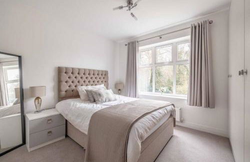 STYLISH HOME - VIRGINIA WATER LAKE & FREE PARKING - By Tempstay - Foto 14