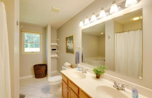 Smith Mountain Lake Home with Private Hot Tub and Dock - Foto 11