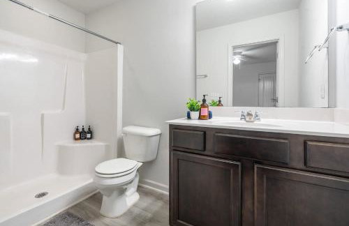 4BR Townhouse King Bed 2-Story Near NC State - Foto 30