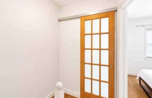 Beautiful 3BR 2BA Colonial House by CozySuites - Foto 16