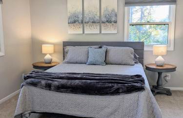 Walk to K-State, Sleeps 12, Pool Table, Hot Tub - Foto 45