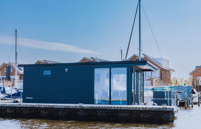 Modern Houseboat With air Conditioning Located in Marina - Foto 14