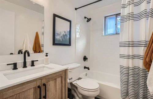 Serene, Spacious Home in Quiet Neighborhood with Fenced Yard - Foto 22