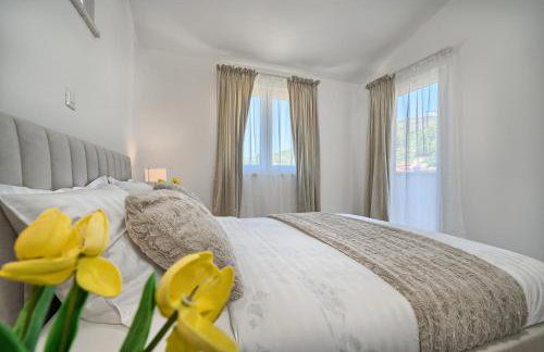 Luxury Mountain View Escape with Private Jacuzzi Split area - Photo 16