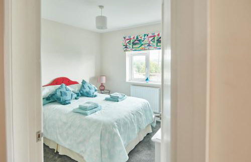 Lloret, Contemporary Retreat with Hot Tub & Waterside Views - Photo 23