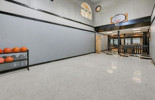 Large Home with Indoor Basketball Court and Game Room! - Foto 15
