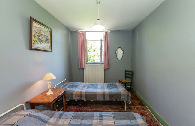 Spacious Holiday Home With Garden - Photo 20