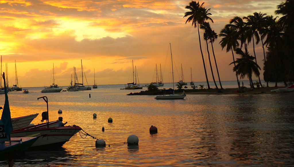 Atardecer tropical en barco - Foto 1