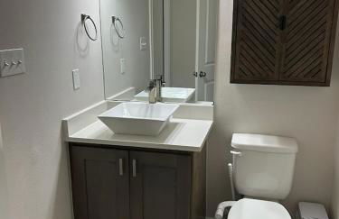 Modern 4 bedroom house close to Loop 20, TAMIU, Airport, and Hospitals - Foto 2