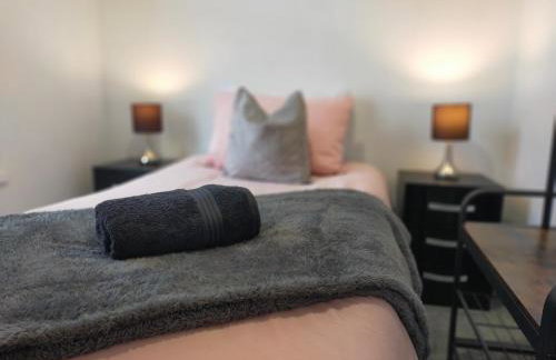 Newly Renovated 3 Bedroom House, 6 beds with 2 showers, near University Town Centre - Foto 8