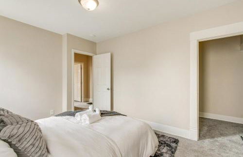 Quiet & Spacious Home Near Downtown - Foto 13