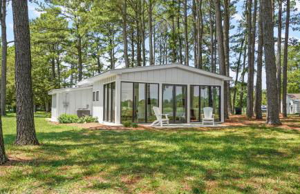 The Porter's Barn - fancy little waterfront home with deep-water boat dock and firepit - Foto 1