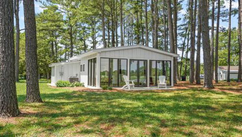 The Porter's Barn - fancy little waterfront home with deep-water boat dock and firepit - Foto 1