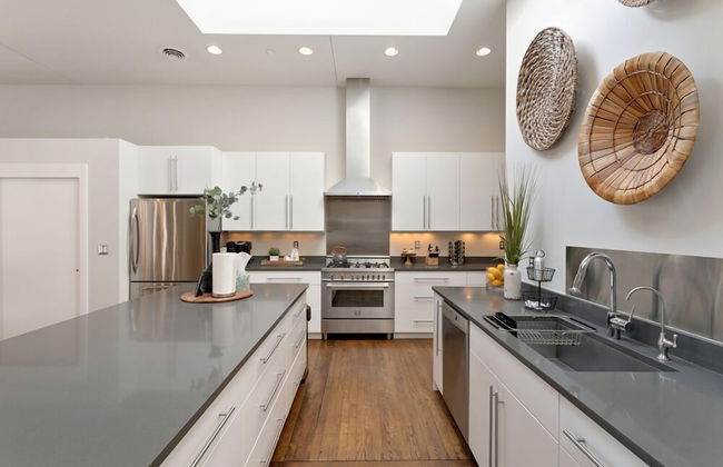 The Penthouse Loft in the Heart of Old Town! - Photo 9