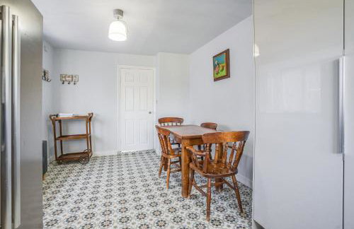 4BR Family Home, Garden, WiFi, 5mins to Elisabeth Line & 10min to Stratford - Foto 33