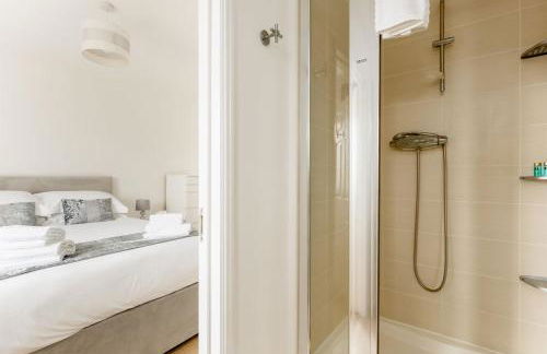 Ocean Breeze - Stunning Harbour Views from Private Balcony - Photo 19