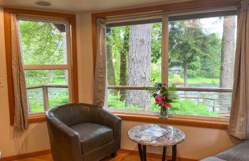 The River House with Deck, on McKenzie River! - Foto 5