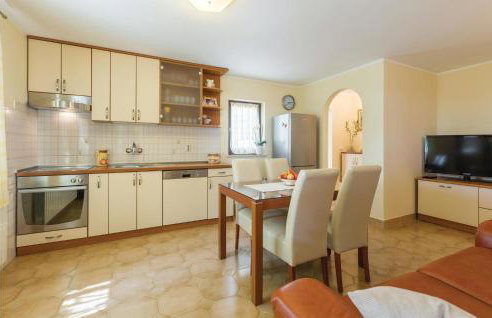 2 Bedroom Amazing Apartment In Kanfanar - Foto 3