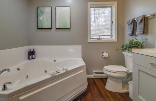 Lovely Poconos Cabin with Resort Amenities! - Foto 13