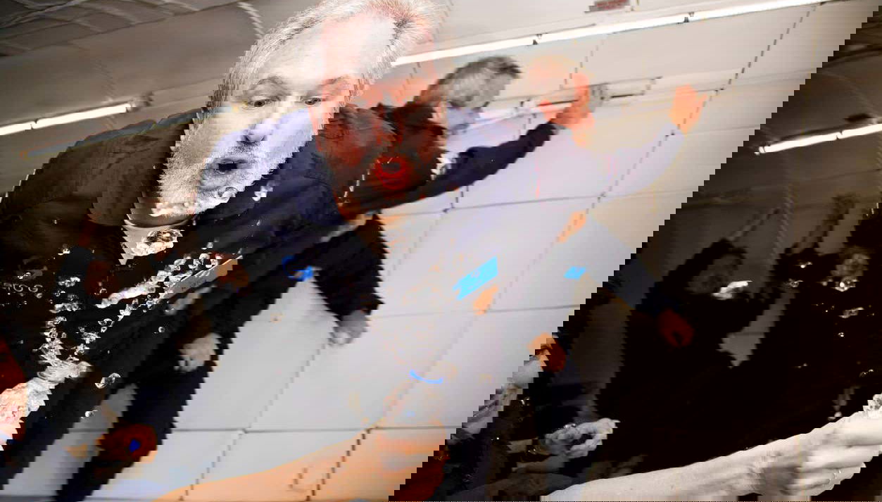 Bebiendo agua en gravedad cero