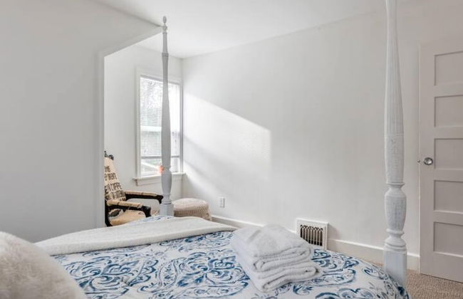 Gorgeous Bungalow With a Backyard Deck - Photo 43