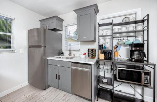 NEW Steps to Downtown - 7 Mins to Beach & Free Parking - Foto 17