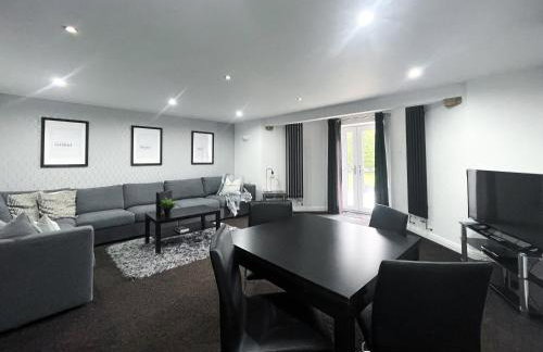 Luxury Private Apartments - Close to Town Centre - Photo 10