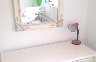 Lovely artist's home ecently refurbished - Photo 32