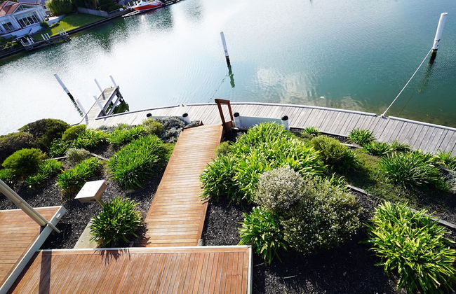 Captains Cove Resort - Waterfront Apartment - Photo 13