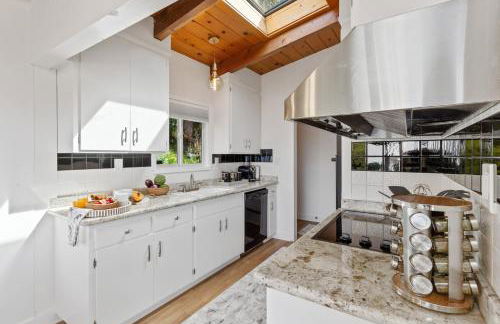 Serene Oceanview Escape with Expansive Deck home - Foto 17