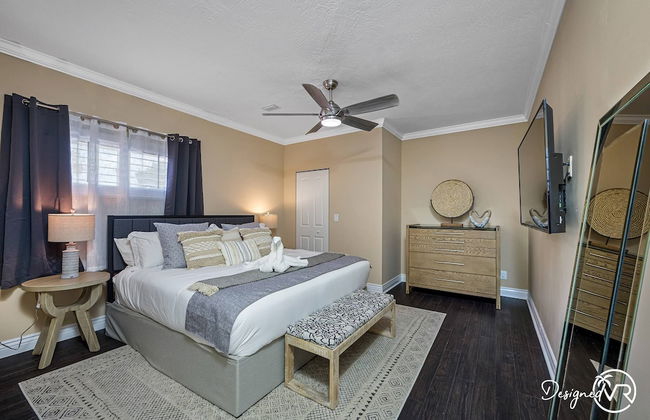 8BR Villa with Heated Pool Near Beach - Foto 31