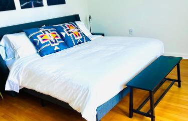 Spacious 4 BR 2BA Home with Bar and Fenced Yard - Foto 23