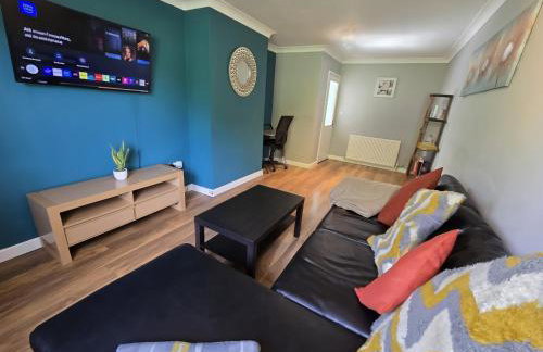 2ndHomeStays- Willenhall-A Serene 3 Bed House with a Garden View-Suitable for Contractors and Families-Sleeps 9 - 7 mins to J10 M6 and 21 mins to Birmingham - Foto 1