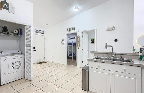 The Galactic Getaway, 3Bed, 2Bath Apartment, Free Parking, Heated Pool - Foto 28