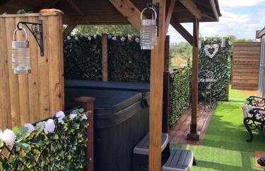 Couple’s Lodge With Hot Tub - Foto 11