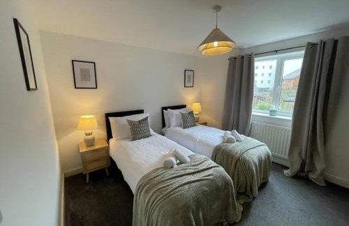 Ashford 4-Bed Townhouse with Garden and Parking - Foto 26