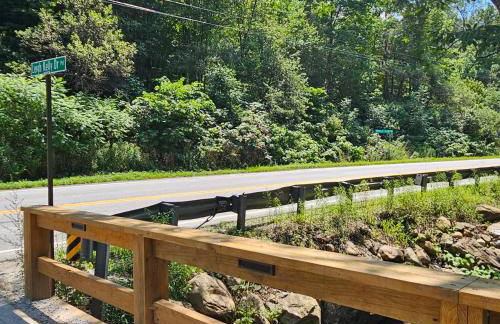 Experience the charm of Peak Hill Home, a cozy 3-BR retreat close to Ski Resort - Foto 35