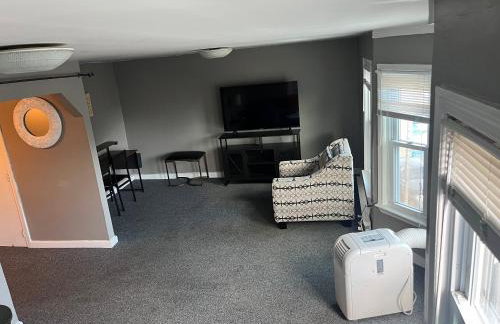 Downtown Beverly Apartment 8 Minutes to Salem and has King Beds - Photo 13