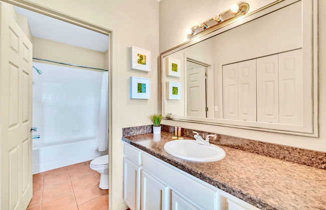 Modern 2BR Condo - Hot Tub and Pool - Near Disney - Foto 14