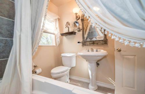 Joyful Cottage Rental for Couples with Poolside Cabana near San Antonio, TX - Foto 18